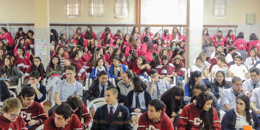 Corrientes - Los alumnos se acomodan para escuchar el taller de orientación vocacional.