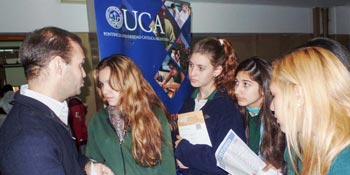 Salta - Alumnos de un instituto visitan y hacen consultas a los representantes de la UCA.
